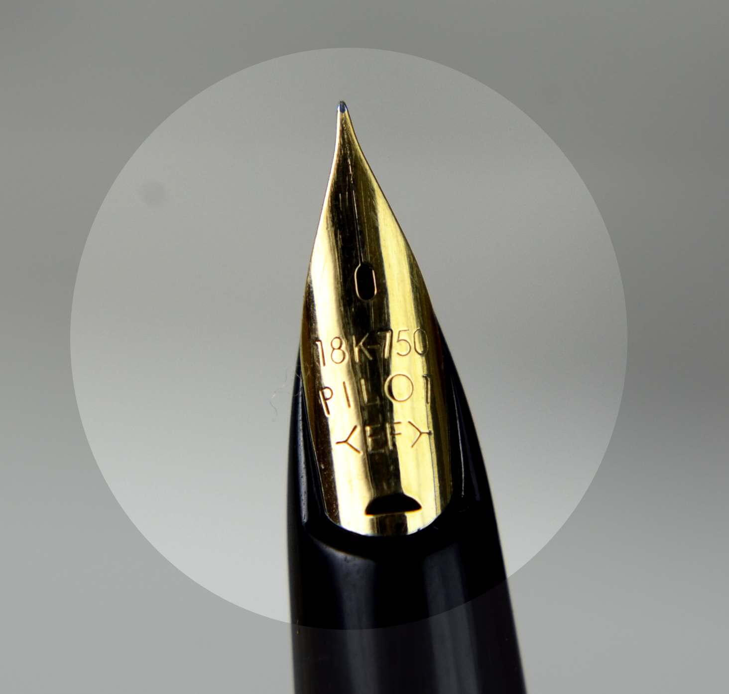 Pilot Elite 18K fountain pen with 18K solid gold EF nib. Clean